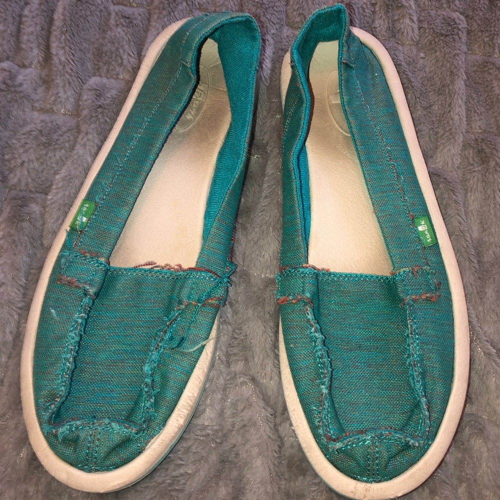 ⭐️Turquoise Sanuks, Size 10!